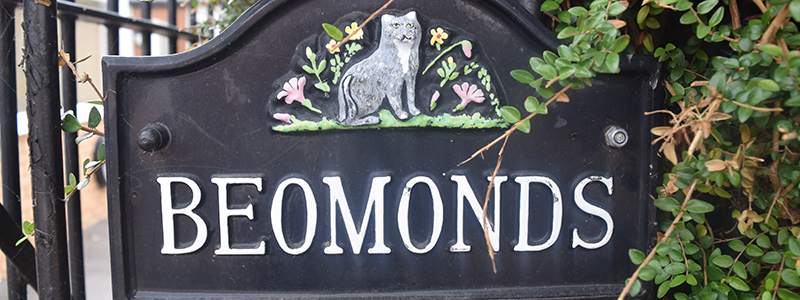 Beomonds metal gate sign