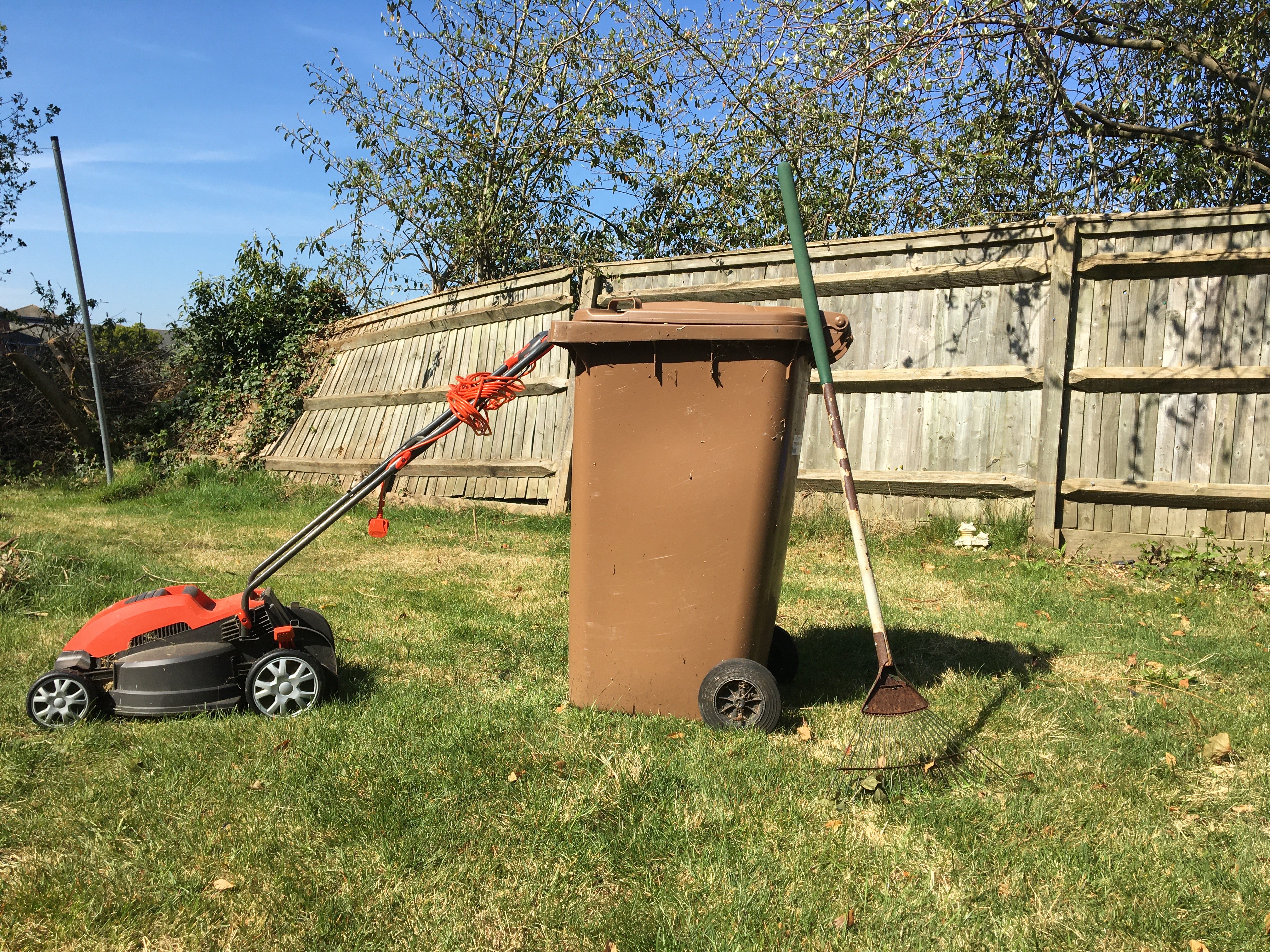 Garden waste bin